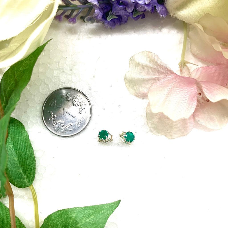 Green Onyx Stud Earrings in Silver (Claw Setting) (Unisex)