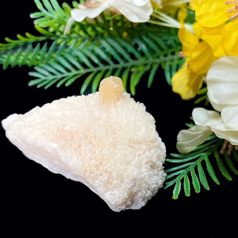 Yellow Calcite on Mordenite Fibrous Clusters (Universal Power)