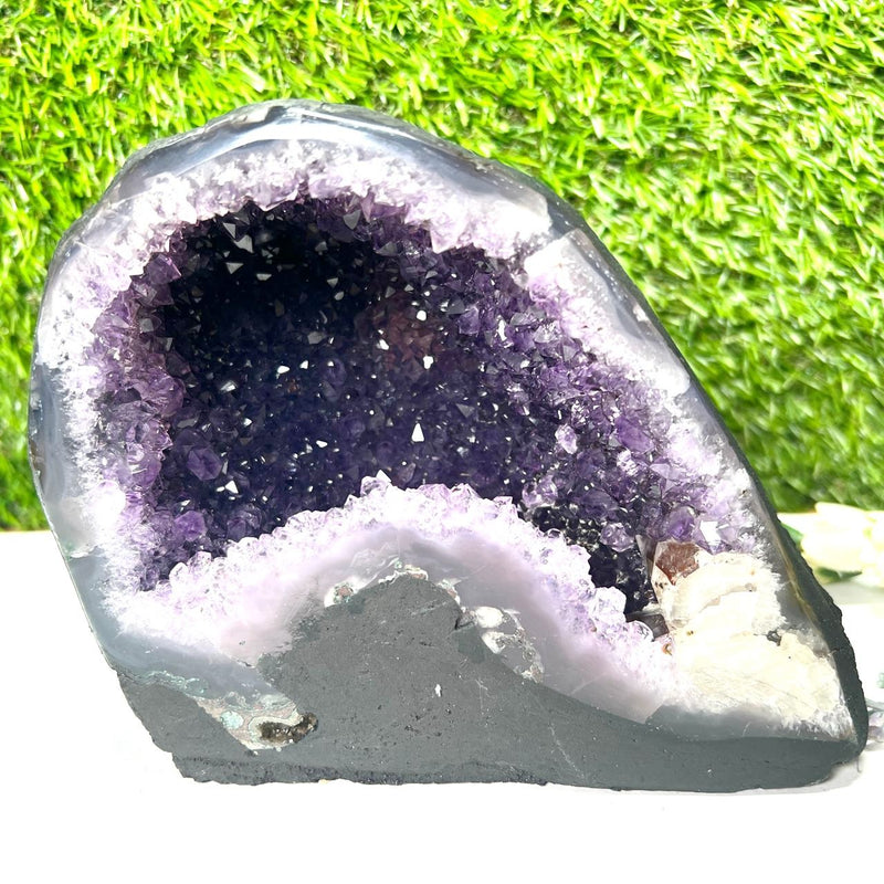 Amethyst Geodes in Extra AAA Quality from Brazil